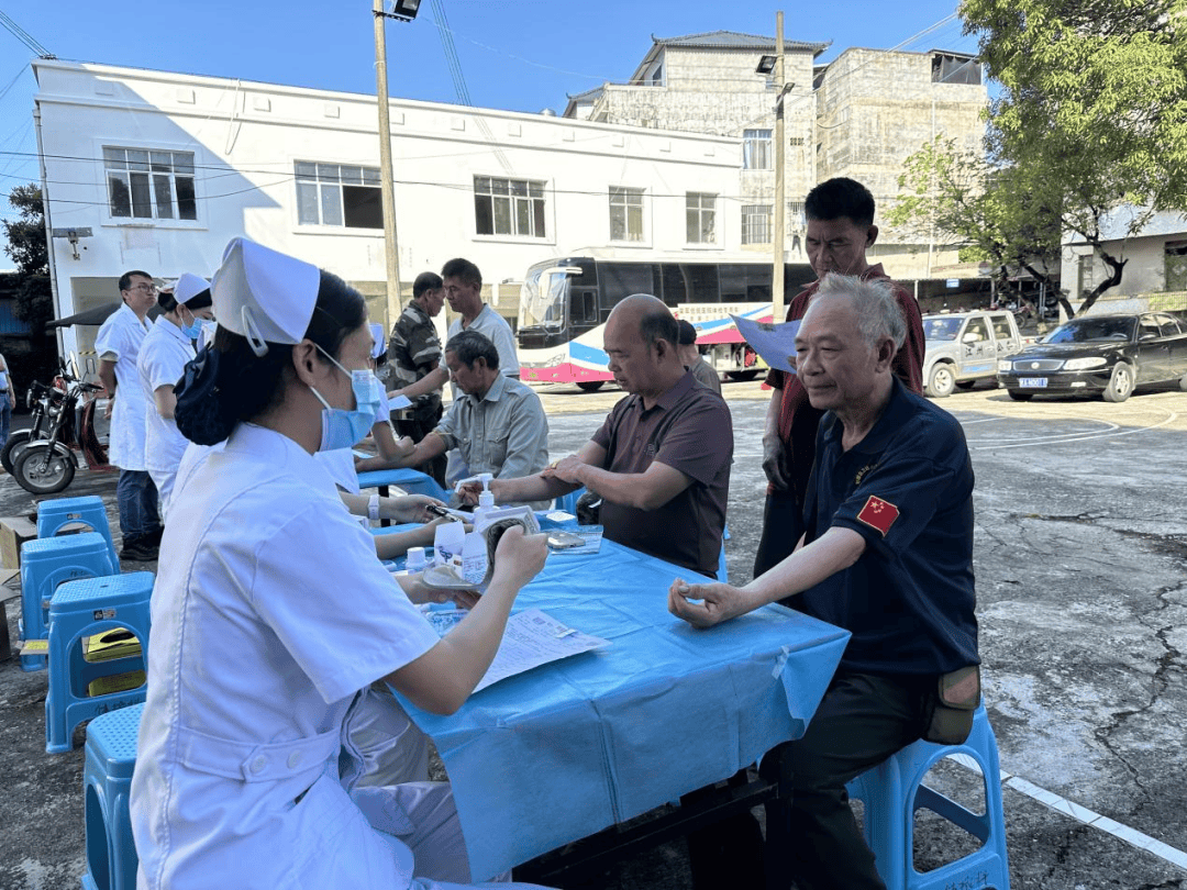 江州镇：多单位联动开展医疗巡诊 退役军人“家门口”享受健康服